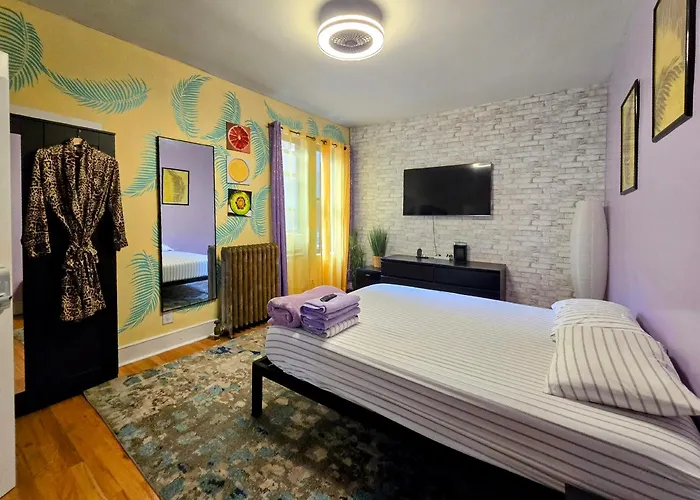 Modern Xl Queen Room Comfort & Character In Harlem