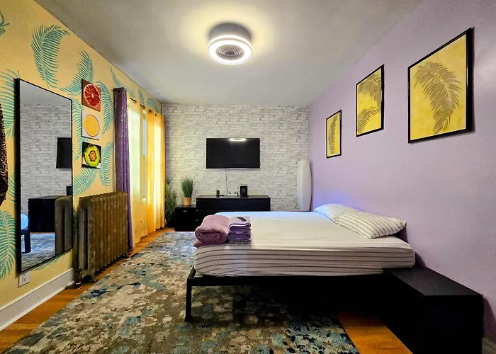 Modern Xl Queen Room Comfort & Character In Harlem